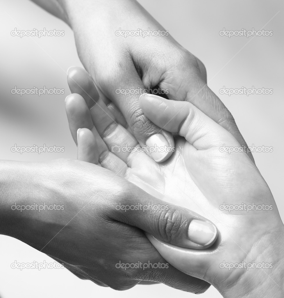Cette image a un attribut alt vide ; le nom du fichier est depositphotos_8156466-stock-photo-massaging-hand.jpg